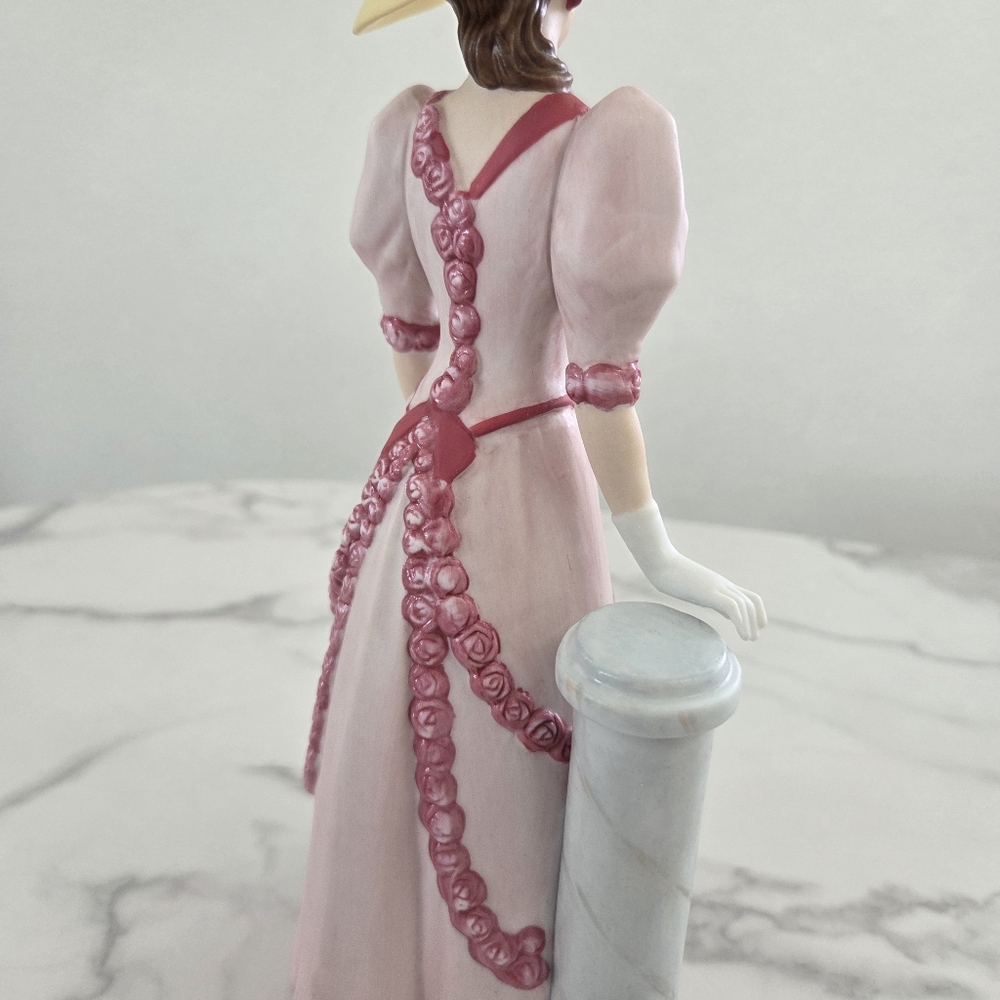 Avon Mrs. Albee 2015 Figurine Collectors Edition - Picture 8 of 16